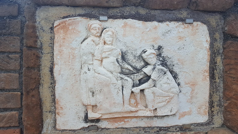 Relieve de la Matrona en la tumba 100 de Isola Sacra
