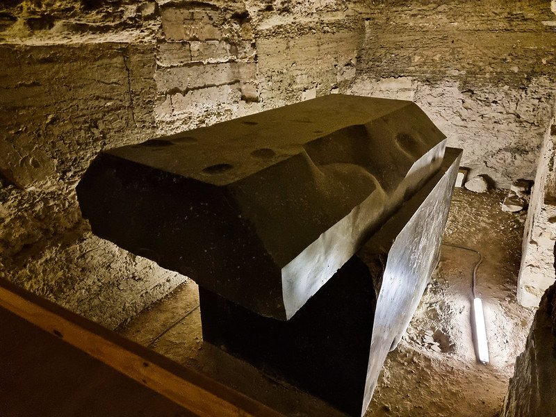 sarcófago de un toro Apis en el Serapeum de Saqqara