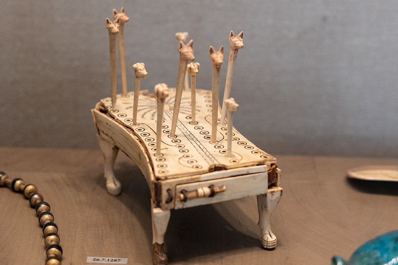 Juego de perros y chacales en el Met Museum