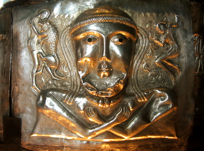 relieve de la mujer de brazos cruzados en el Caldero de Gundestrup