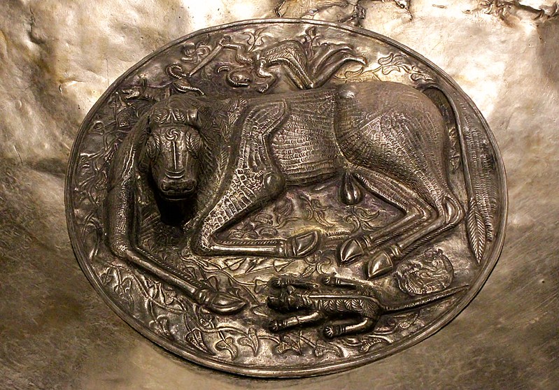 relieve del toro tendido en la base del Caldero de Gundestrup