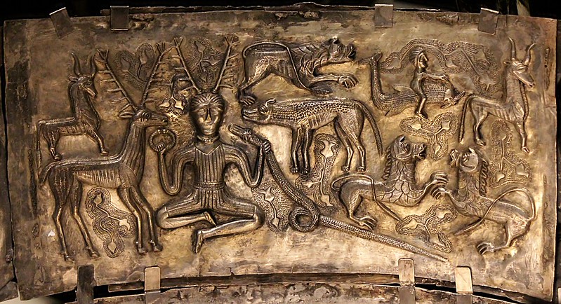 Relieve del señor de los animales con cornamenta en el Caldero de Gundestrup