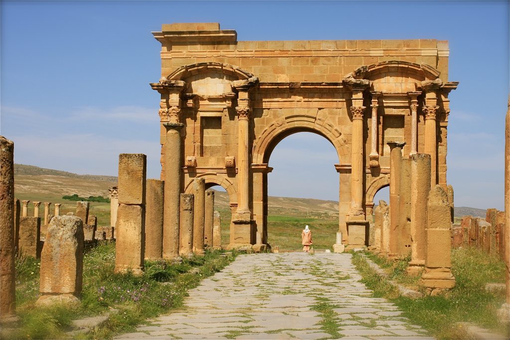Argelia romana. Vista de arco triunfal romano