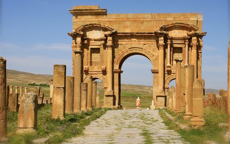Argelia romana. Vista de arco triunfal romano