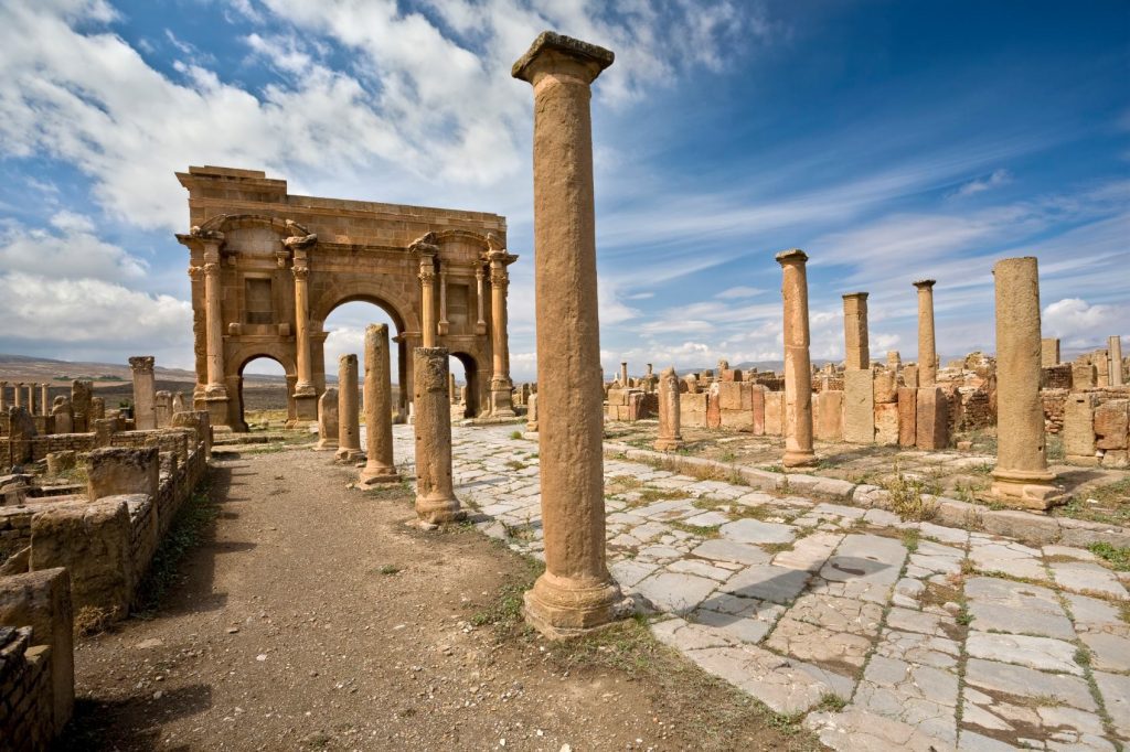 arco triunfal y avenida en Timgad, Argelia romana