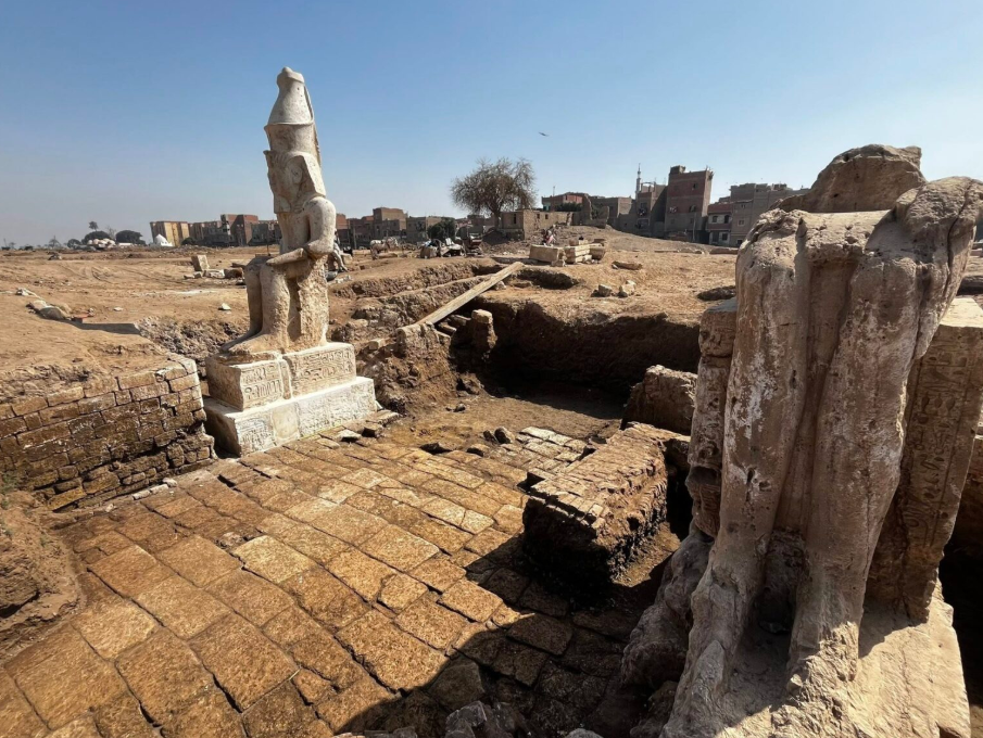 escultura de Ramses II en Hermopolis Magna