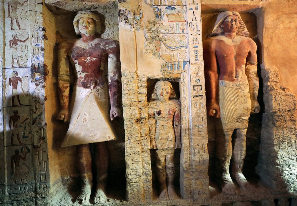 Relieves y estatuas de la tumba de Wahtye en Saqqara