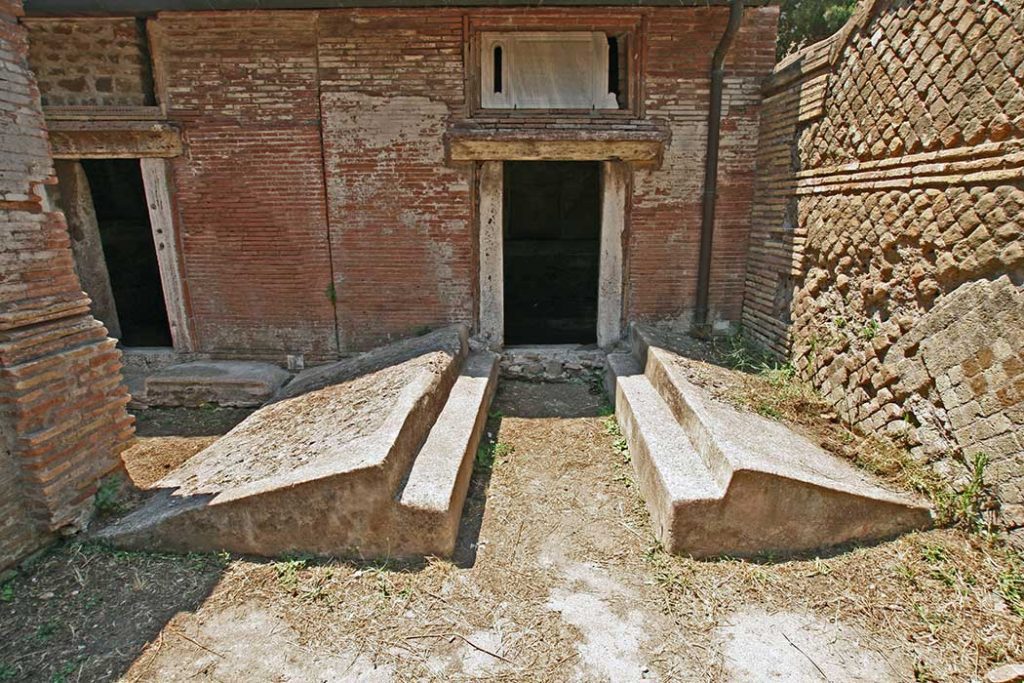 Biclinia de la tumba 15 de la necrópolis Porto en Isola Sacra