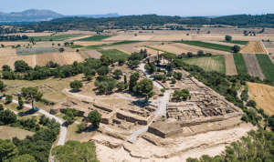 vista panorámica del poblado ibero de Ullastret, en la Ruta dels Ibers de Cataluña