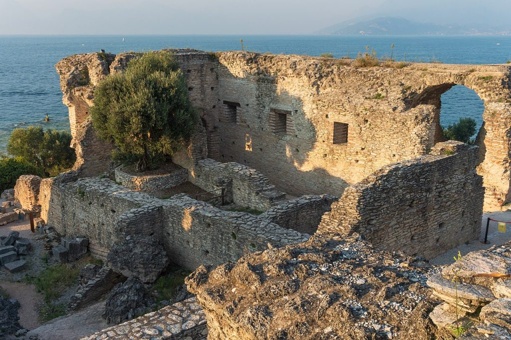 sostrucciones de la villa de Catulo en Sirmione