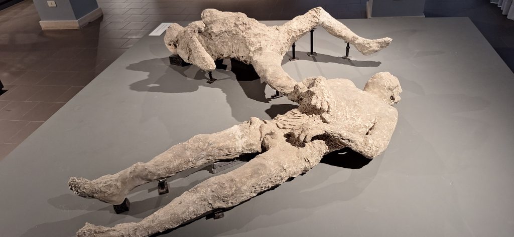 moldes de yeso de dos víctimas humanas del Vesubio en Civita Giuliana, Pompeya