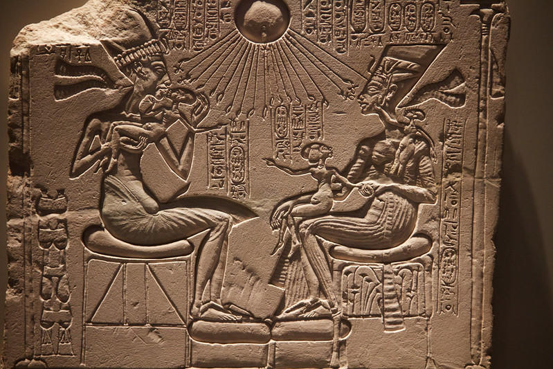 Relieve de Akenatón con Nefertiti y tres hijas. Neues Museum, Berlín.