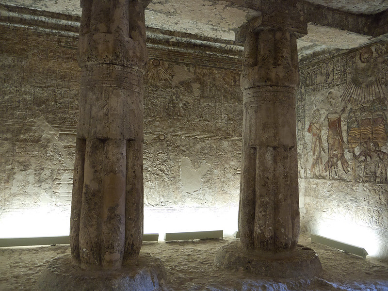 Interior de la tumba de Meryre I (TA4), sumo sacerdote de Atón en Amarna. La sala exterior conserva columnas papiriformes y relieves con escenas de la familia real, el culto a Atón y edificios de la antigua Ajetatón.