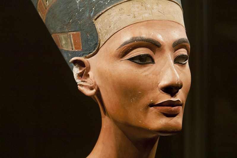 Busto de la reina Nefertiti que se exhibe en el Neues Museum de Berlín