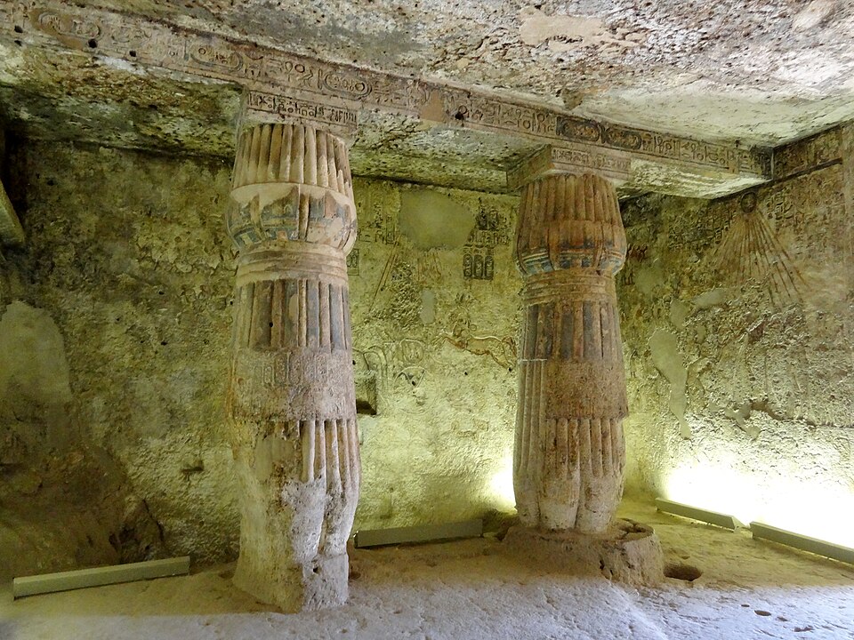 interior de la tumba de Panhesy en Amarna