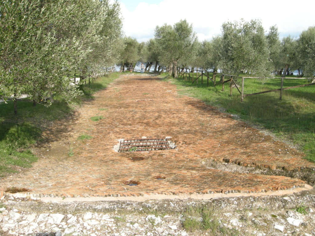 parte superior de la cisterna romana de la villa de Catulo en Sirmione