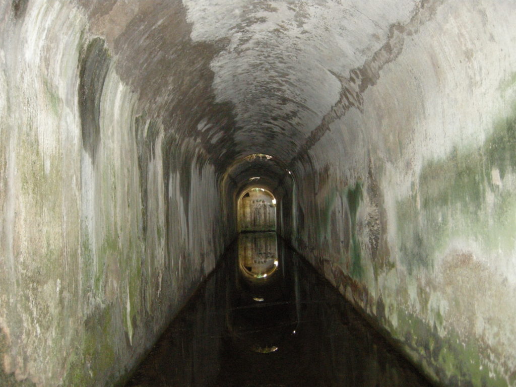 interior de la cisterna de la villa romana de Catulo en Sirmione