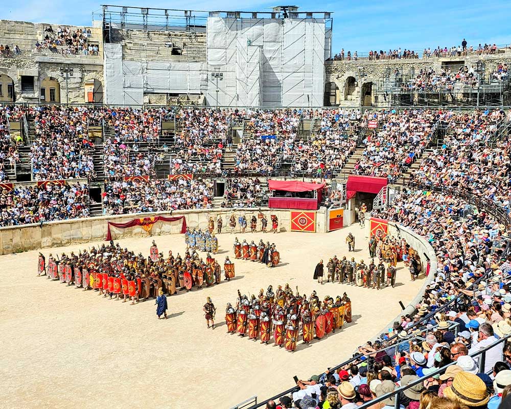 anfiteatro romano de Nîmes donde se celebra uno de los principales Festivales romanos 2026