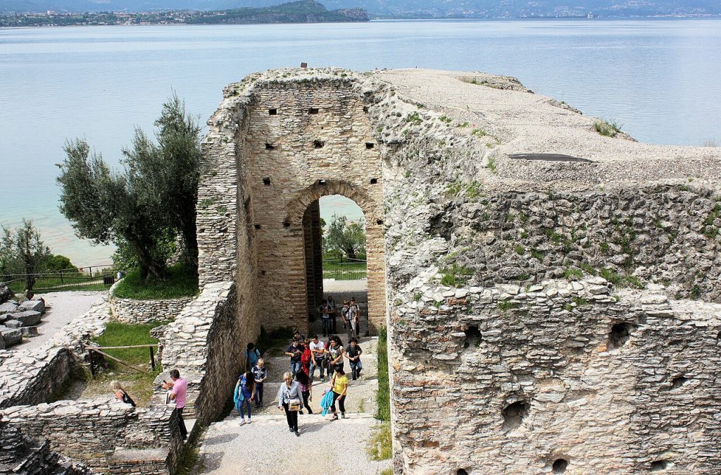 subestructuras de la villa romana de Catulo en Sirmione