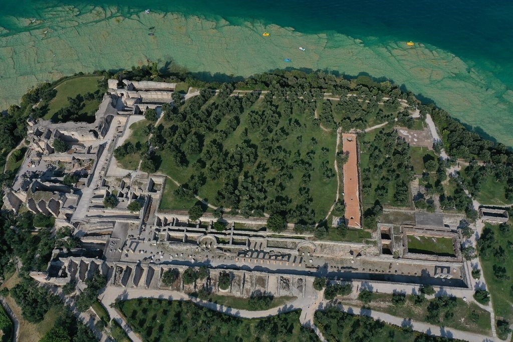 vista aérea con dron de la villa de Catulo en Sirmione