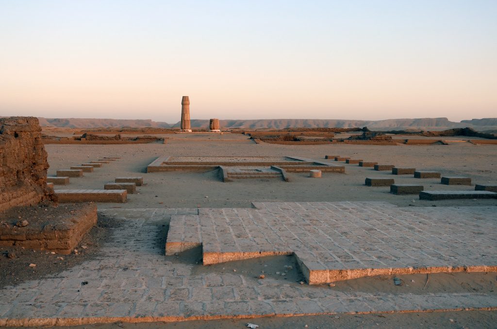 Pequeño Templo de Atón, en la Ciudad Central de Amarna. Las columnas papiriformes reconstruidas señalan el sector del santuario de este recinto religioso dedicado al disco solar durante el reinado de Akenatón.