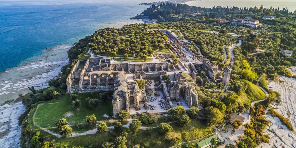 panorámica de la villa romana de Catulo en Sirmione, a orillas del Lago de Garda
