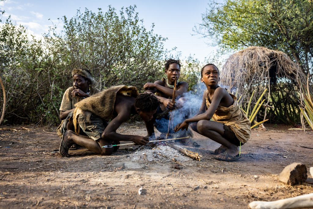 Comunidad nativa haciendo fuego en el Serengeti