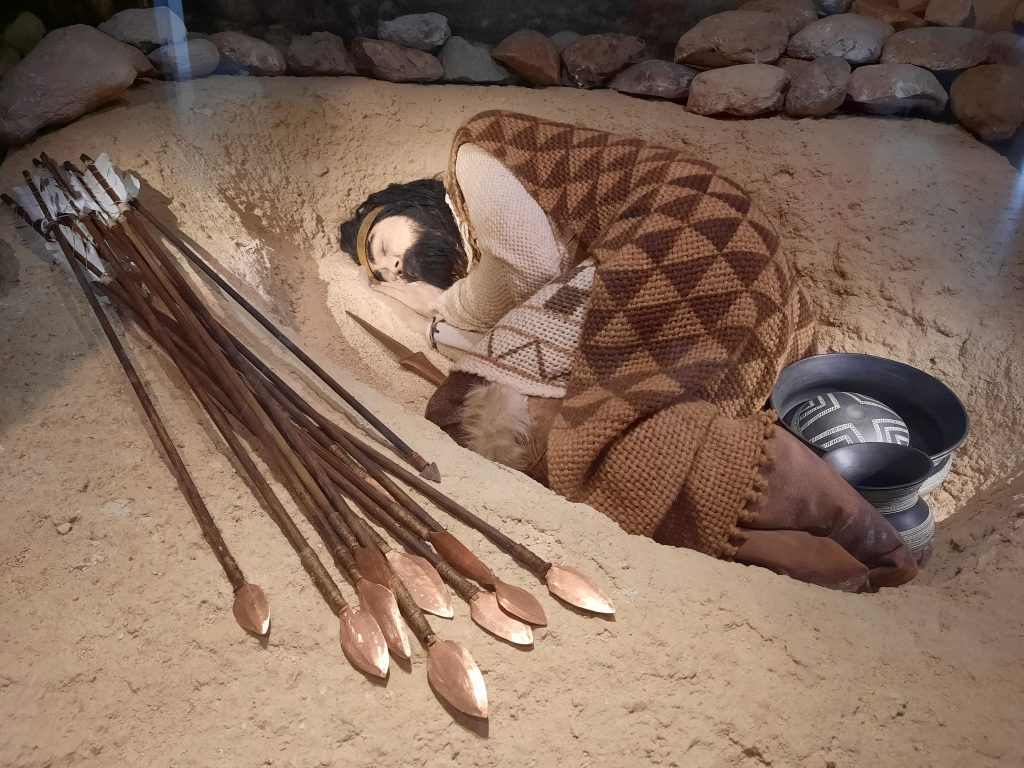 Recreación de enterramiento campaniforme en el Museo Arqueológico Nacional de Madrid