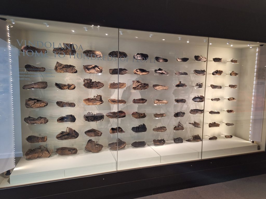 Galería de zapatos romanos en el Museo de Vindolanda