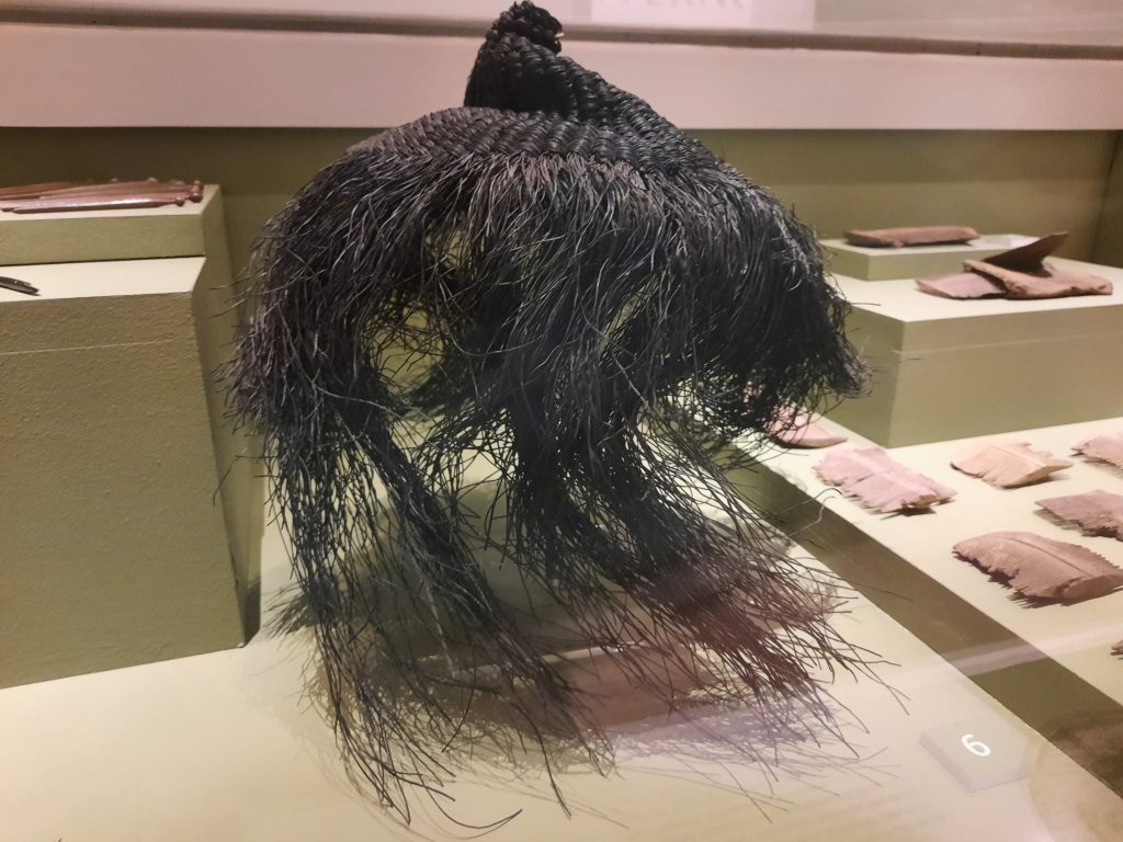 Peluca o postizo femenino hecho de musgo capilar que se exhibe en el Museo de Vindolanda