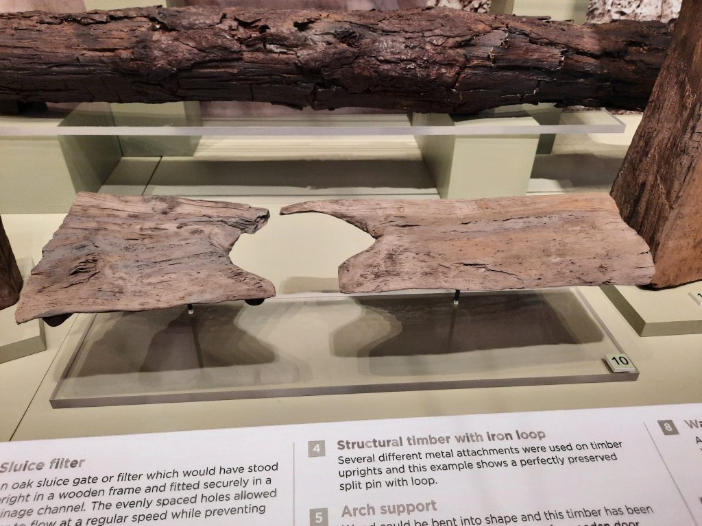 Asiento de madera de una letrina que se exhibe en el Museo de Vindolanda