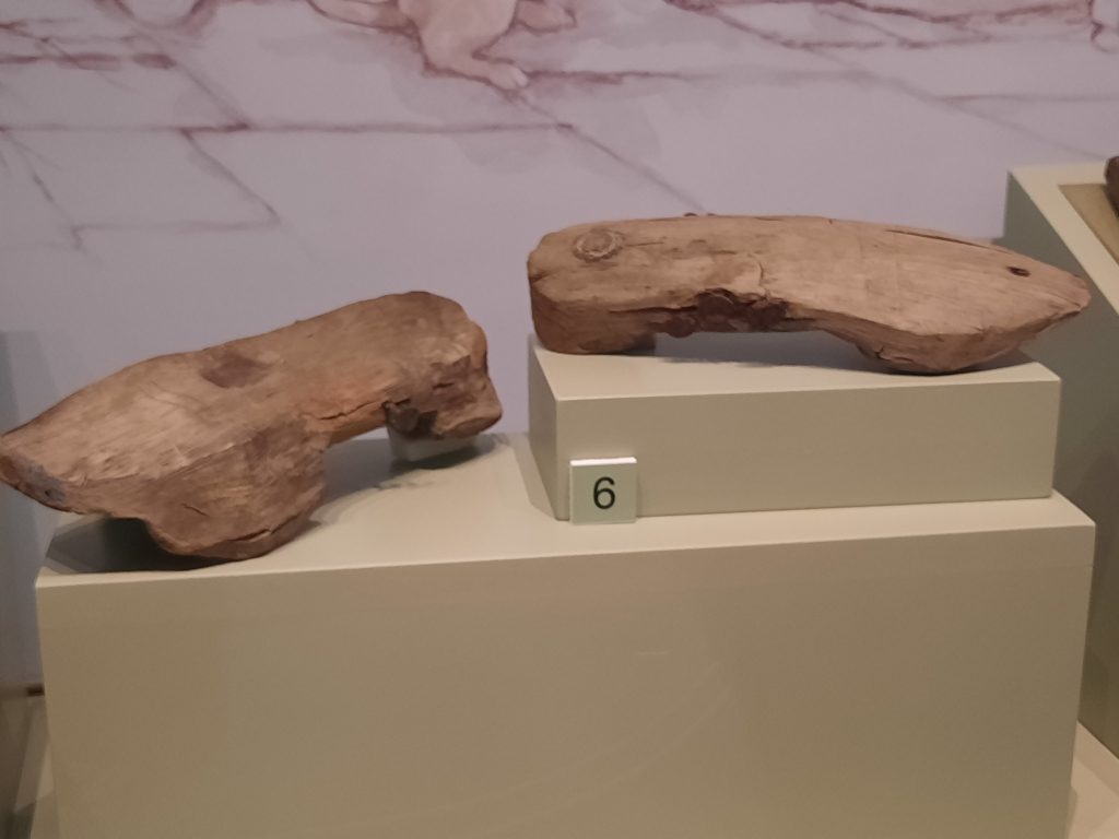 Zuecos romanos o sculponae en el museo de Vindolanda