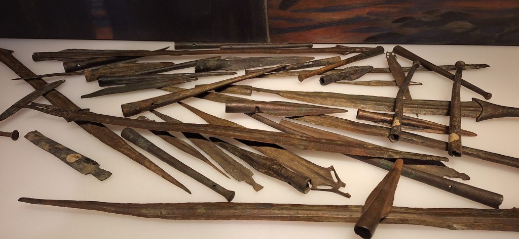 espadas del depósito de la ría de Huelva en la sala de protohistoria del Museo Arqueológico Nacional de Madrid