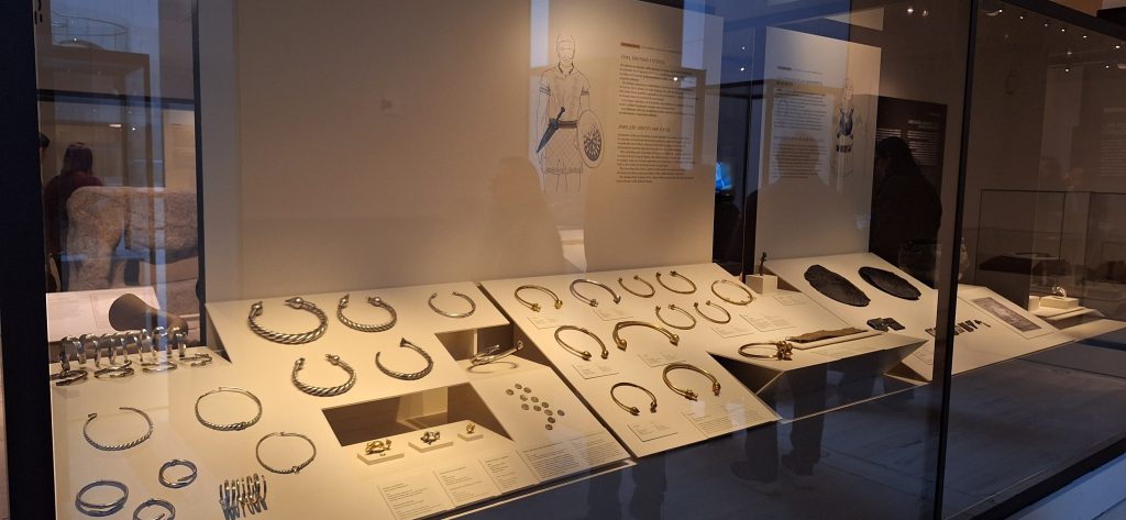 vitrina con torques de las salas de la Protohistoria del MAN Madrid