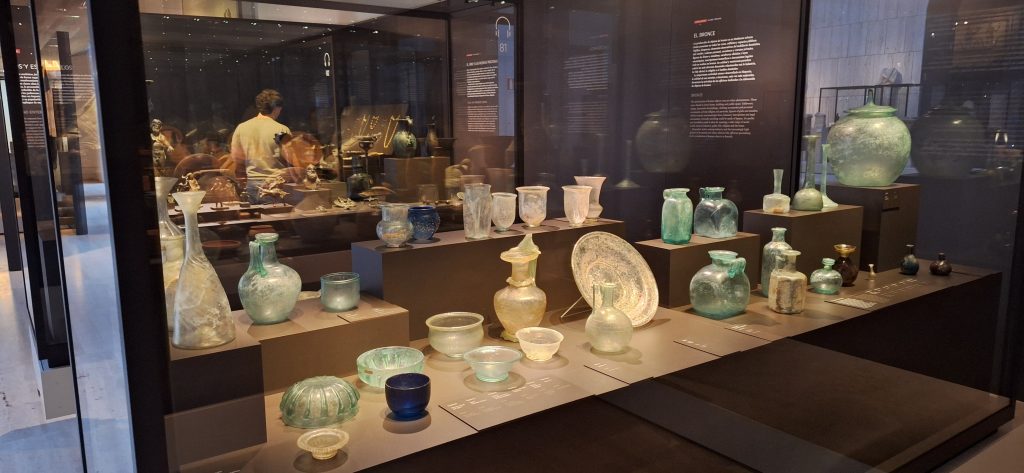 vitrina del vidrio en la Hispania romana en el Museo Arqueológico Nacional de Madrid