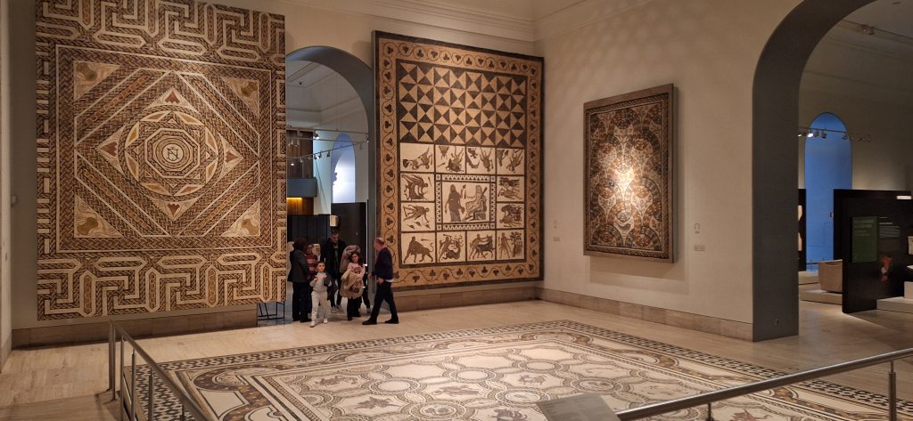 sala del Museo Arqueológico Nacional de Madrid con monumentales mosaicos romanos