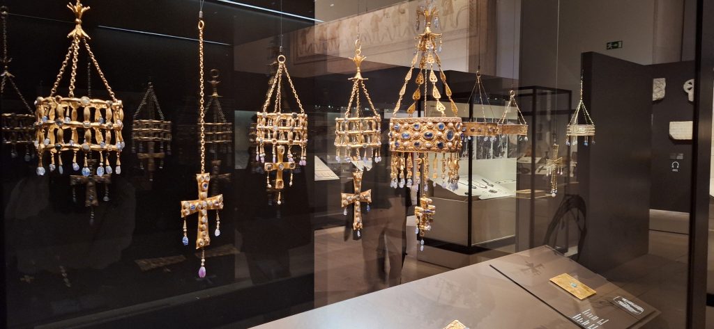 coronas visigodas del tesoro de Guarrazar en el Museo Arqueológico Nacional de Madrid