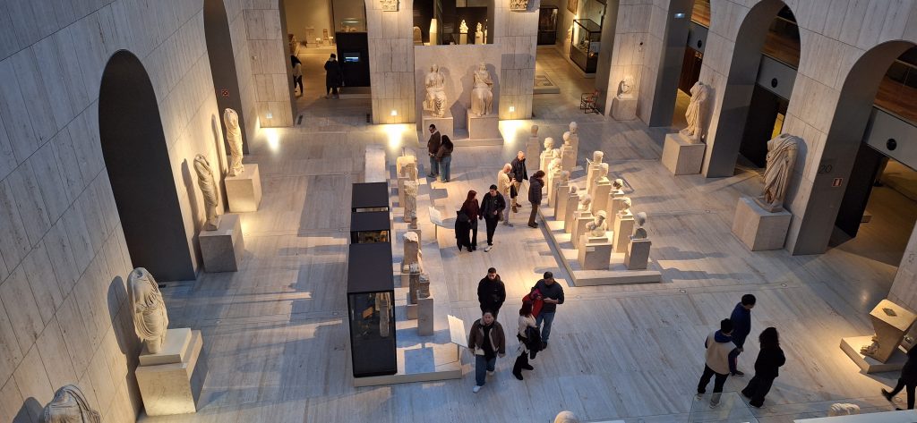 patio del Museo Arqueológico Nacional con esculturas de la Hispania romana