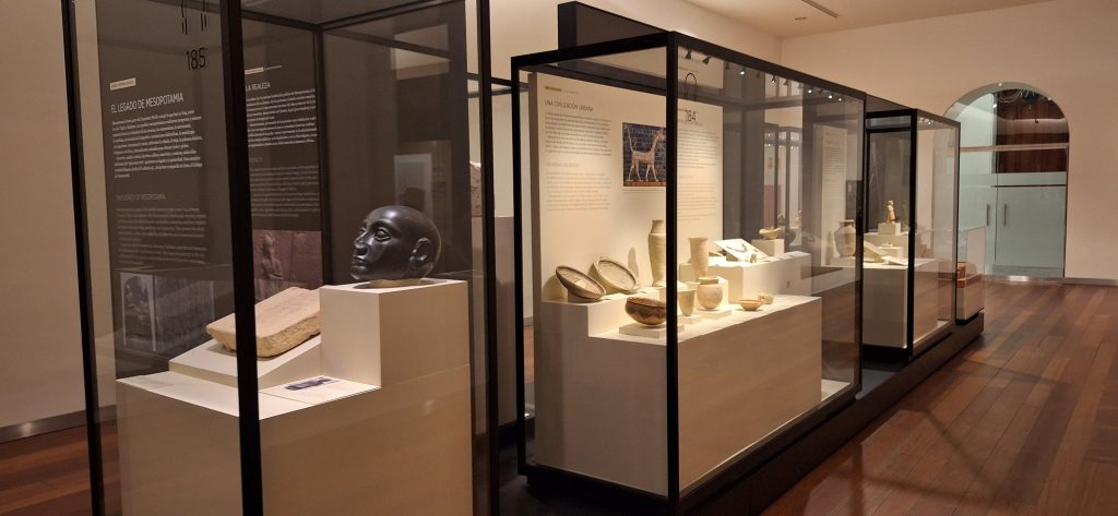 esculturas de Mesopotamia en el sala de Oriente Próximo en el Museo Arqueológico Nacional de Madrid