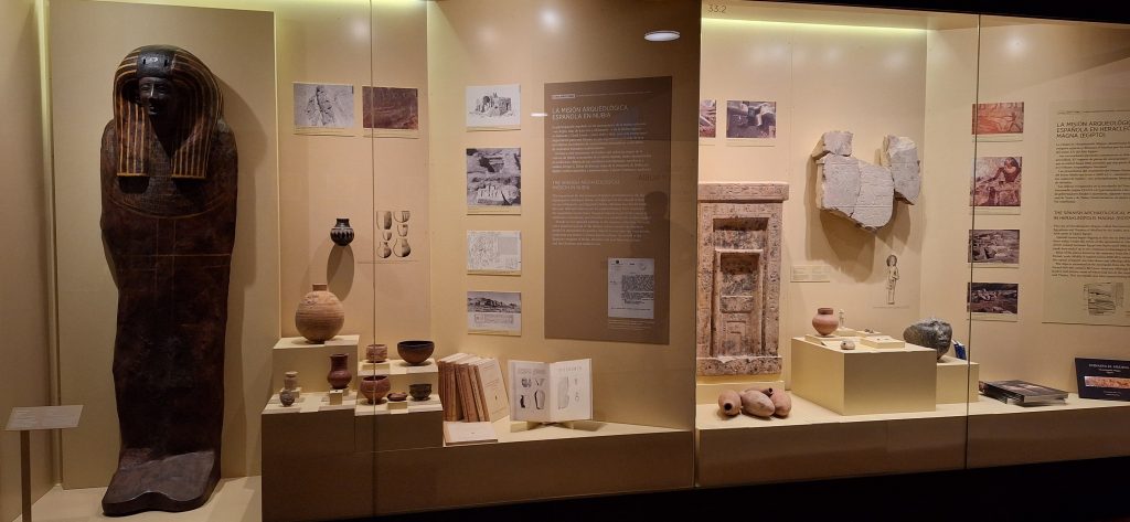 vitrina sobre las excavaciones arqueológicas españolas en Egipto, Museo Arqueológico Nacional