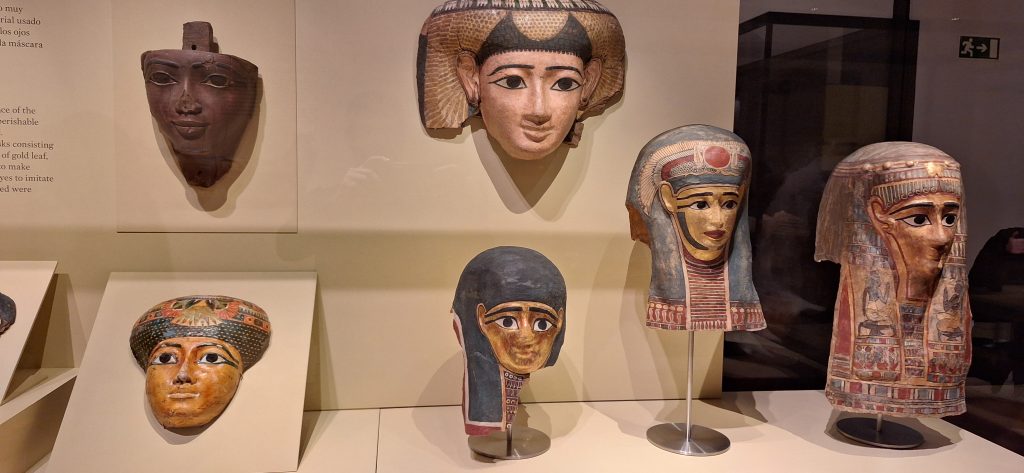 máscaras mortuorias egipcias en el Museo Arqueológico Nacional de Madrid