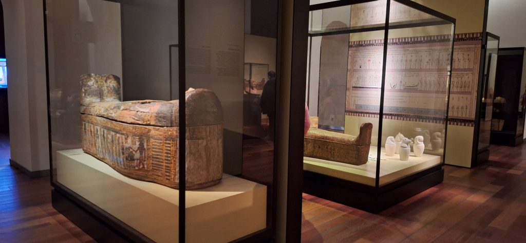 sala egipcia del Museo Arqueológico Nacional de Madrid con sarcófagos egipcios
