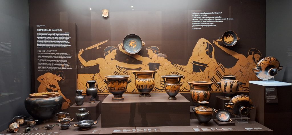 vitrina de vasos griegos dedicada al Banquete en el Museo Arqueológico Nacional