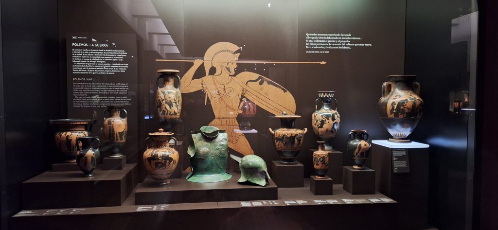 vitrina dedicada a la Guerra en la sala de vasos griegos del Museo Arqueológico Nacional de Madrid