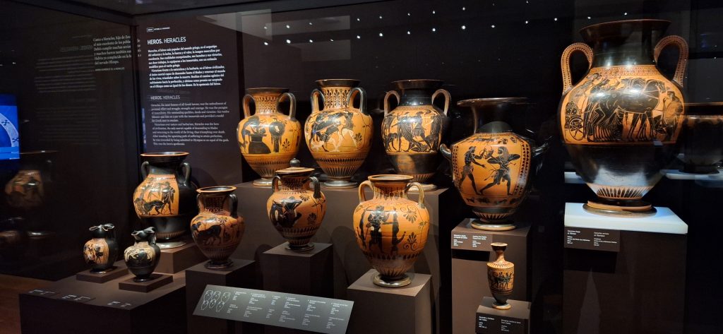 vitrina de vasos griegos con motivos de Hércules-Herakles en el Museo Arqueológico Nacional de Madrid