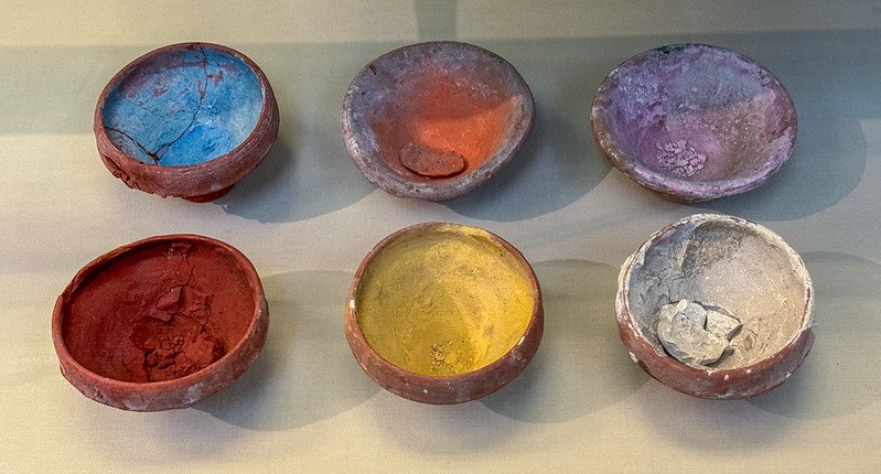 Seis cuencos de cerámica de Egipto que contienen pintura de colores antiguos descubiertos en Hawara. British Museum
