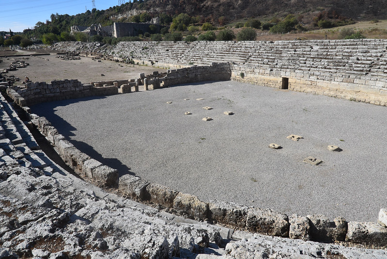 Estadio de Perge con la pista y parte de las gradas de piedra