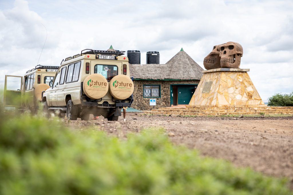 Museo de Olduvai con el monumento de los homínidos