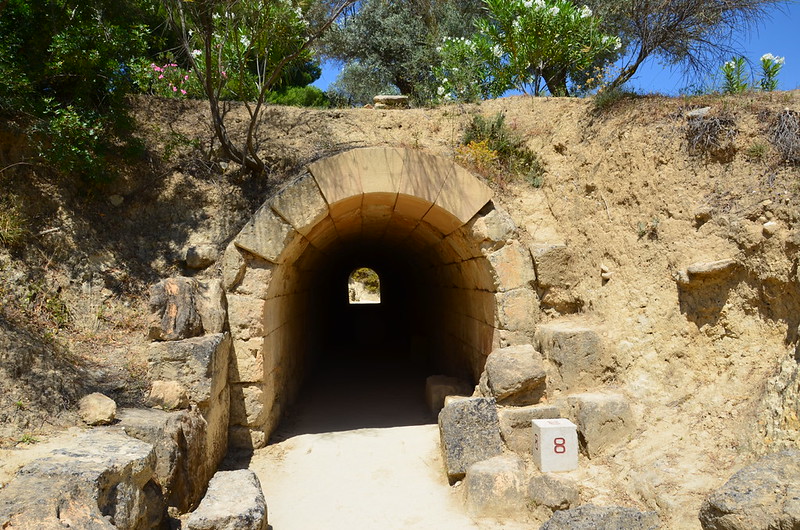 túnel de acceso para atletas del stadium de Nemea, Grecia