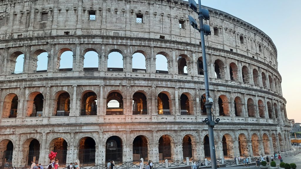 Fachada exterior del Coliseo de Roma